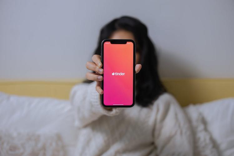 Phrases d'ouverture sur Tinder - 13 choses à écrire pour votre match
