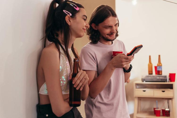 5 signes que votre relation est juste une amitié déguisée en amour