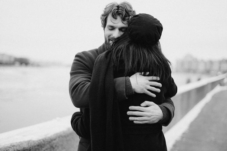Qu'est-ce que ça veut dire quand un homme te serre dans ses bras ?